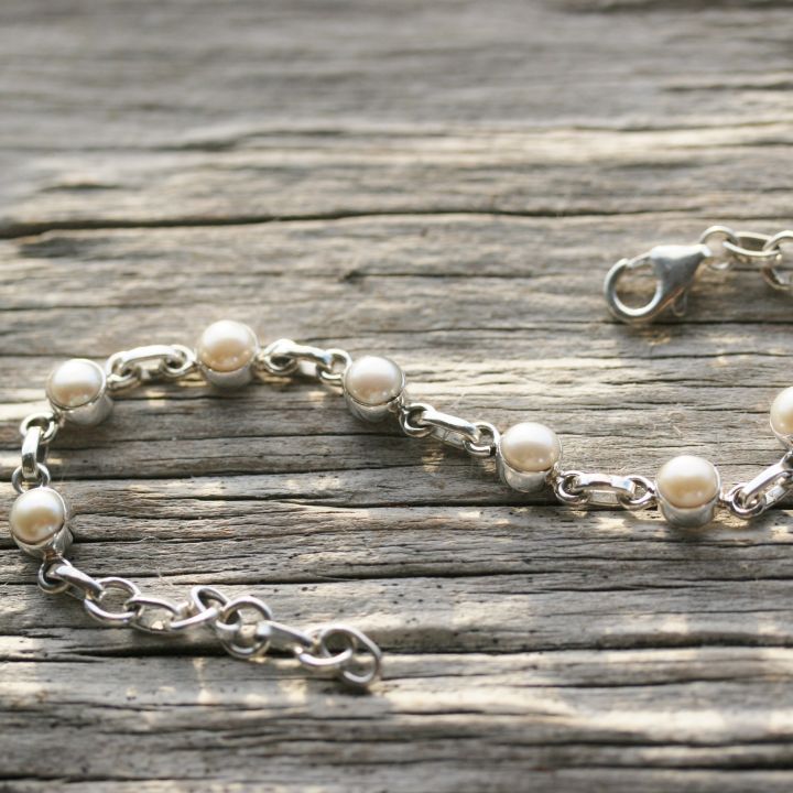 Round White Pearl Bracelet